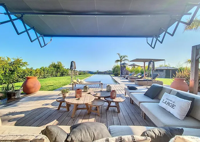 De Luxe Piscine Vue ניס