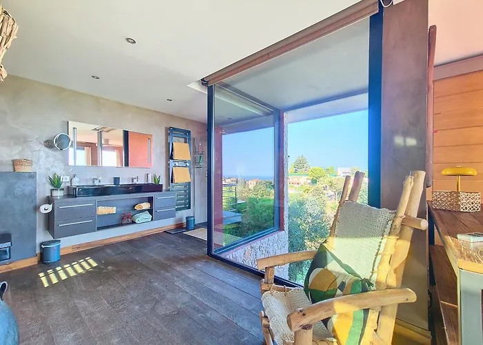 De Luxe Piscine Vue ניס
